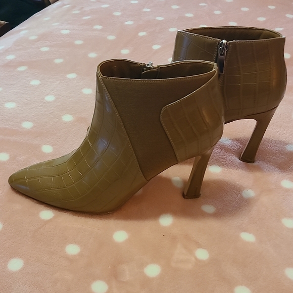 Elegant Tan Croc-Embossed Heeled Boots - Picture 4 of 6